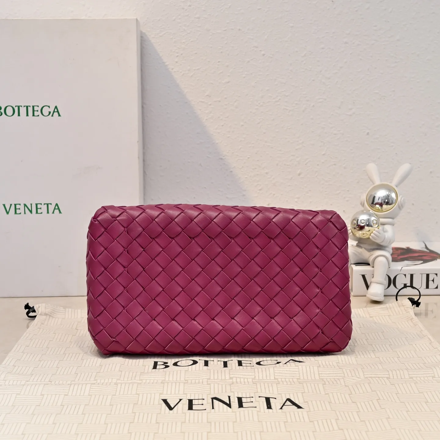 Batch 2060 BOTTEGA VENETA 2025 Autumn New Product Medium Parachuta The long-awaited new medium parachuta is here, with a unique appearance and iconic metal knots, and a whole piece of leather folds the four corners into a parachute shape! The exquisite Knot metal buckle is like putting jewelry on a bag. It is high-end and elegant. Its super capacity can hold all your things! The overall effect of this bag is very different from before. It is neither too delicate to provide a large capacity nor too bulky because of its practicality. It simply provides a perfectly suitable bag for casual and simple people👜 Style number: 5921 Size: 29.5*18.5*17.5cm